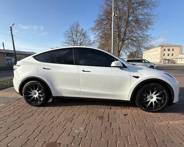 Белый Тесла Model Y, объемом двигателя 0 л и пробегом 29 тыс. км за 29500 $, фото 2 на Automoto.ua