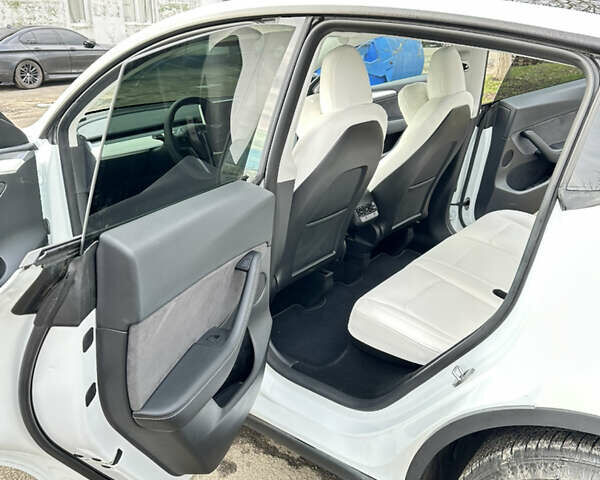 Белый Тесла Model Y, объемом двигателя 0 л и пробегом 51 тыс. км за 31750 $, фото 22 на Automoto.ua