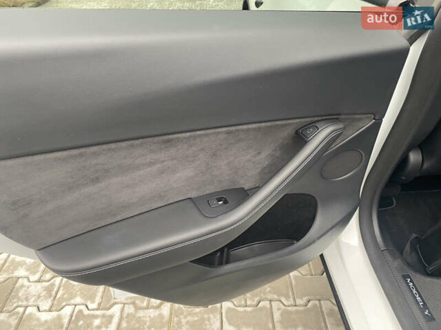 Белый Тесла Model Y, объемом двигателя 0 л и пробегом 108 тыс. км за 25500 $, фото 22 на Automoto.ua