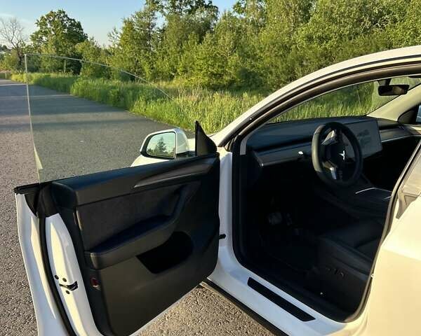 Белый Тесла Model Y, объемом двигателя 0 л и пробегом 1 тыс. км за 33500 $, фото 7 на Automoto.ua