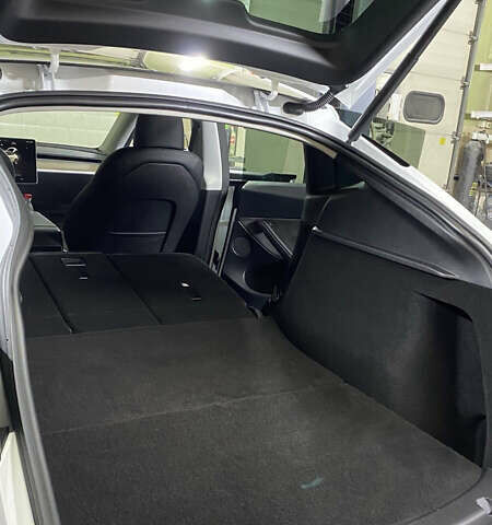 Белый Тесла Model Y, объемом двигателя 0 л и пробегом 42 тыс. км за 29999 $, фото 6 на Automoto.ua