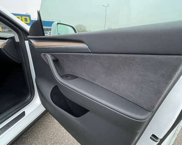 Белый Тесла Model Y, объемом двигателя 0 л и пробегом 39 тыс. км за 36900 $, фото 13 на Automoto.ua