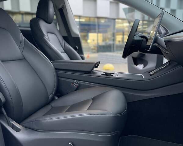 Білий Тесла Model Y, об'ємом двигуна 0 л та пробігом 27 тис. км за 28500 $, фото 14 на Automoto.ua