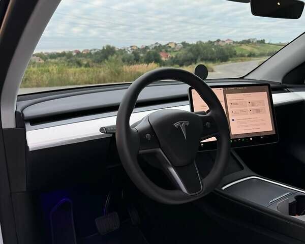 Білий Тесла Model Y, об'ємом двигуна 0 л та пробігом 20 тис. км за 26700 $, фото 21 на Automoto.ua