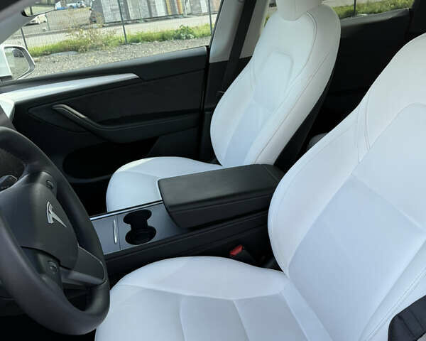 Білий Тесла Model Y, об'ємом двигуна 0 л та пробігом 108 тис. км за 27800 $, фото 12 на Automoto.ua