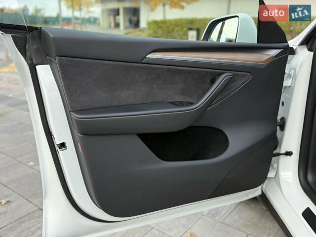 Белый Тесла Model Y, объемом двигателя 0 л и пробегом 25 тыс. км за 32500 $, фото 25 на Automoto.ua