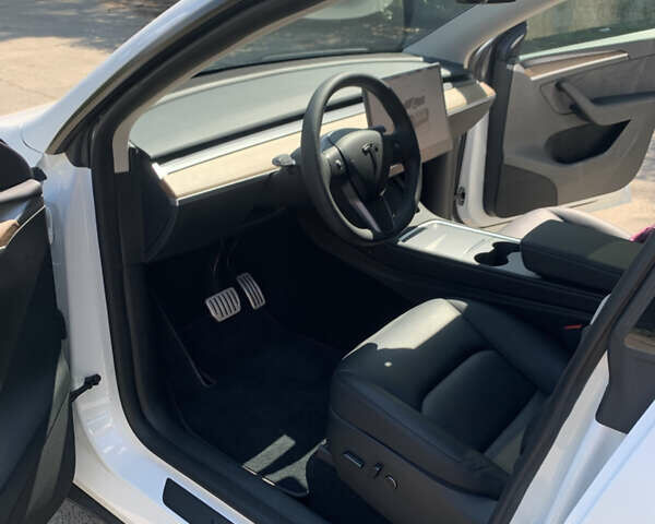 Белый Тесла Model Y, объемом двигателя 0 л и пробегом 64 тыс. км за 28500 $, фото 11 на Automoto.ua