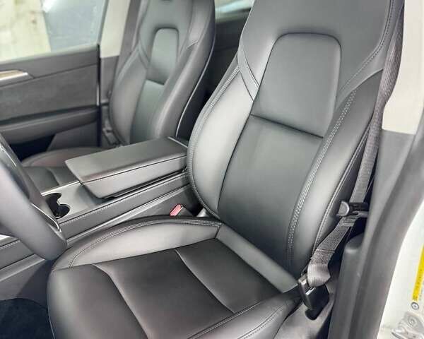 Белый Тесла Model Y, объемом двигателя 0 л и пробегом 93 тыс. км за 35500 $, фото 17 на Automoto.ua