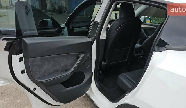 Белый Тесла Model Y, объемом двигателя 0 л и пробегом 9 тыс. км за 28400 $, фото 14 на Automoto.ua