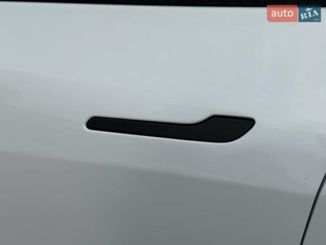 Білий Тесла Model Y, об'ємом двигуна 0 л та пробігом 47 тис. км за 27600 $, фото 25 на Automoto.ua