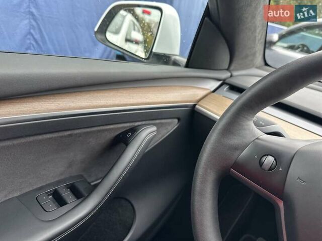 Белый Тесла Model Y, объемом двигателя 0 л и пробегом 62 тыс. км за 24999 $, фото 23 на Automoto.ua