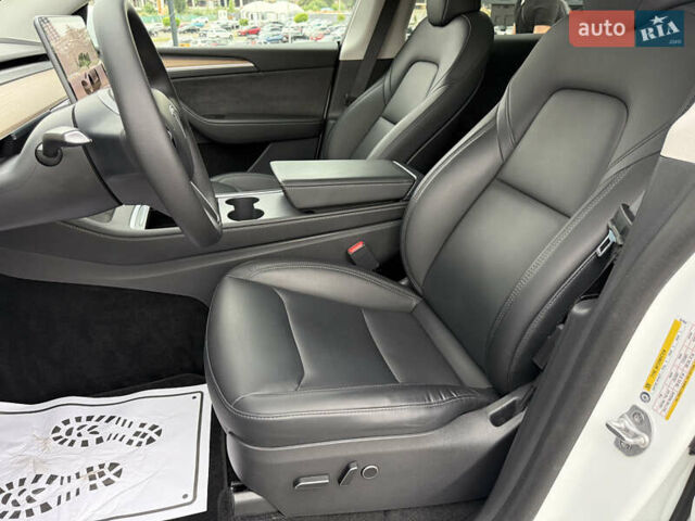 Белый Тесла Model Y, объемом двигателя 0 л и пробегом 45 тыс. км за 35500 $, фото 29 на Automoto.ua