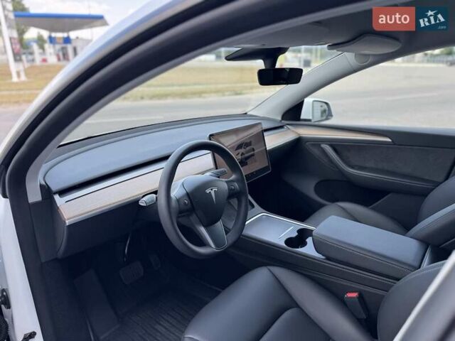 Белый Тесла Model Y, объемом двигателя 0 л и пробегом 6 тыс. км за 38000 $, фото 10 на Automoto.ua