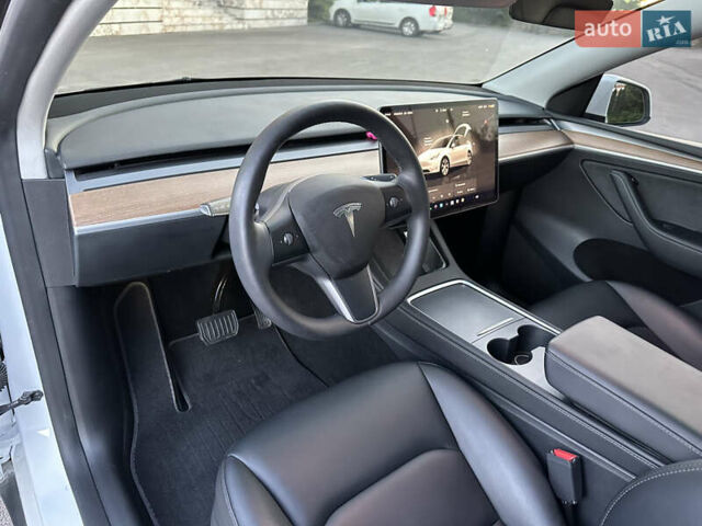 Білий Тесла Model Y, об'ємом двигуна 0 л та пробігом 45 тис. км за 27500 $, фото 34 на Automoto.ua