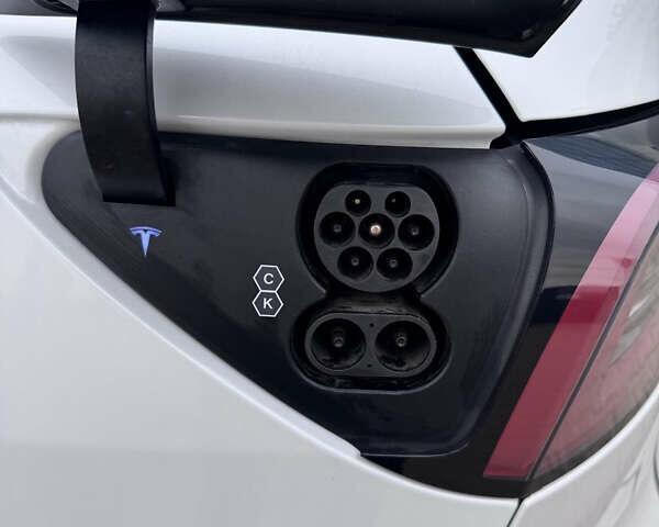 Белый Тесла Model Y, объемом двигателя 0 л и пробегом 29 тыс. км за 29900 $, фото 10 на Automoto.ua