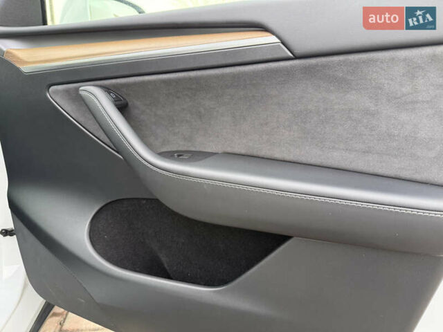 Белый Тесла Model Y, объемом двигателя 0 л и пробегом 39 тыс. км за 27200 $, фото 19 на Automoto.ua