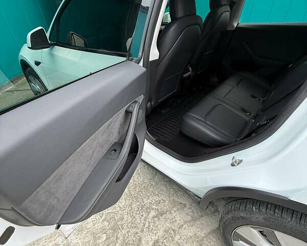Білий Тесла Model Y, об'ємом двигуна 0 л та пробігом 47 тис. км за 32500 $, фото 12 на Automoto.ua