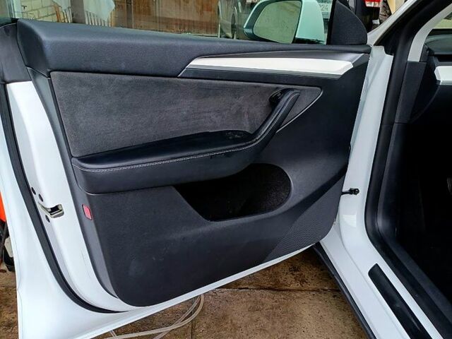 Белый Тесла Model Y, объемом двигателя 0.33 л и пробегом 53 тыс. км за 29000 $, фото 13 на Automoto.ua