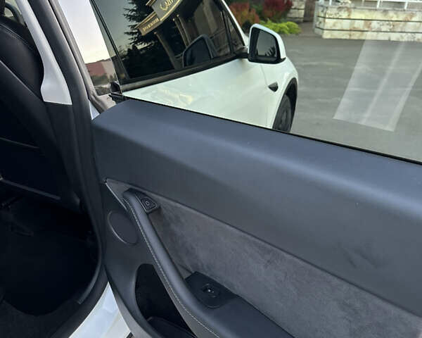 Білий Тесла Model Y, об'ємом двигуна 0 л та пробігом 45 тис. км за 27500 $, фото 52 на Automoto.ua