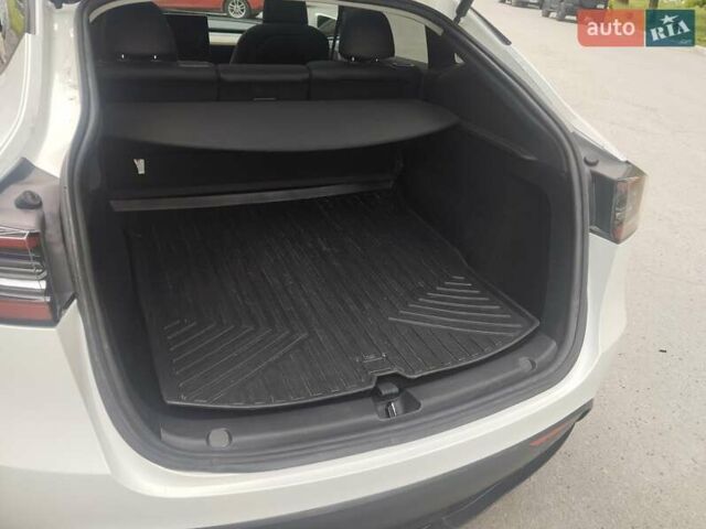 Белый Тесла Model Y, объемом двигателя 0 л и пробегом 31 тыс. км за 25500 $, фото 4 на Automoto.ua