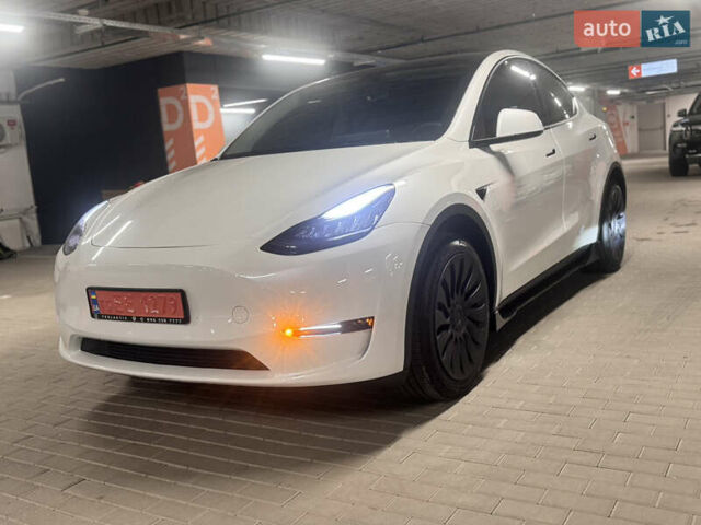 Белый Тесла Model Y, объемом двигателя 0 л и пробегом 87 тыс. км за 28999 $, фото 6 на Automoto.ua