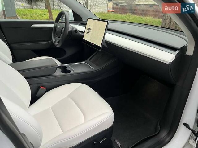 Белый Тесла Model Y, объемом двигателя 0 л и пробегом 39 тыс. км за 29500 $, фото 13 на Automoto.ua