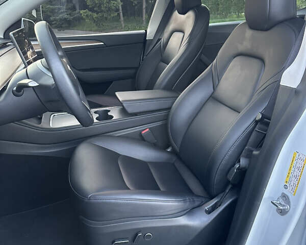 Білий Тесла Model Y, об'ємом двигуна 0 л та пробігом 45 тис. км за 27500 $, фото 29 на Automoto.ua