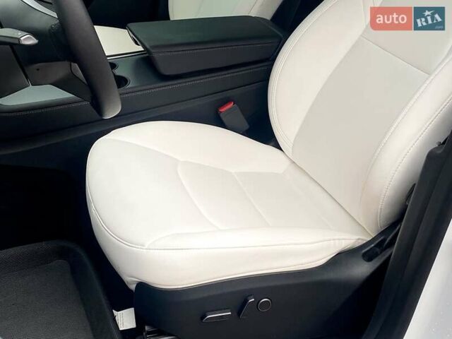 Белый Тесла Model Y, объемом двигателя 0 л и пробегом 49 тыс. км за 34999 $, фото 12 на Automoto.ua