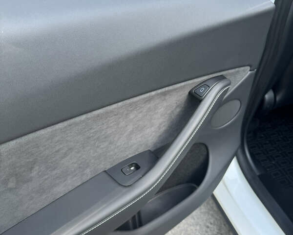 Белый Тесла Model Y, объемом двигателя 0 л и пробегом 24 тыс. км за 32500 $, фото 26 на Automoto.ua