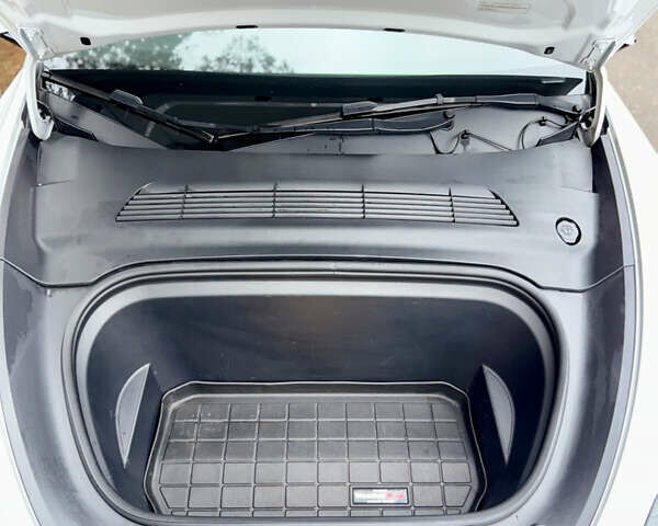 Белый Тесла Model Y, объемом двигателя 0 л и пробегом 57 тыс. км за 32700 $, фото 17 на Automoto.ua