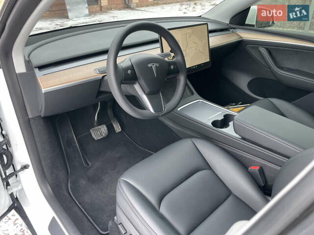 Белый Тесла Model Y, объемом двигателя 0 л и пробегом 13 тыс. км за 26500 $, фото 35 на Automoto.ua