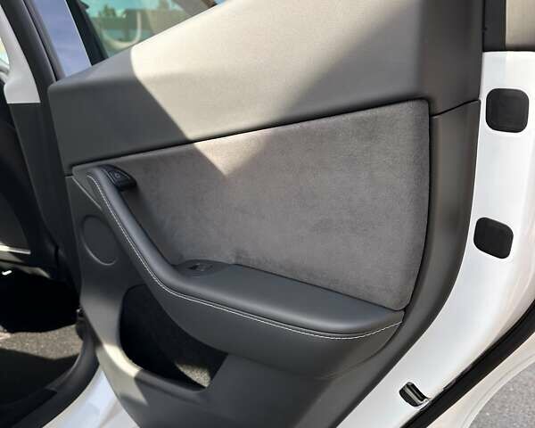 Белый Тесла Model Y, объемом двигателя 0 л и пробегом 23 тыс. км за 27500 $, фото 24 на Automoto.ua