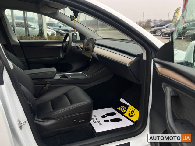 Білий Тесла Model Y, об'ємом двигуна 82 л та пробігом 33 тис. км за 35000 $, фото 26 на Automoto.ua