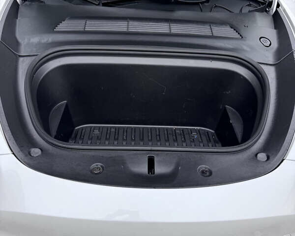 Белый Тесла Model Y, объемом двигателя 0 л и пробегом 29 тыс. км за 29900 $, фото 9 на Automoto.ua