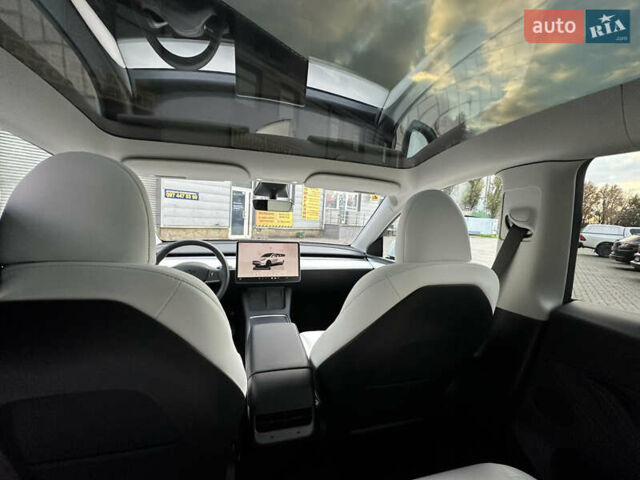 Белый Тесла Model Y, объемом двигателя 0 л и пробегом 35 тыс. км за 29500 $, фото 18 на Automoto.ua