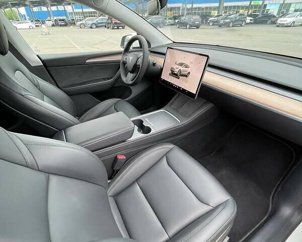 Белый Тесла Model Y, объемом двигателя 0 л и пробегом 56 тыс. км за 31500 $, фото 14 на Automoto.ua