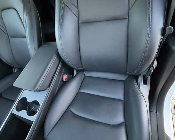 Белый Тесла Model Y, объемом двигателя 0 л и пробегом 45 тыс. км за 26999 $, фото 19 на Automoto.ua