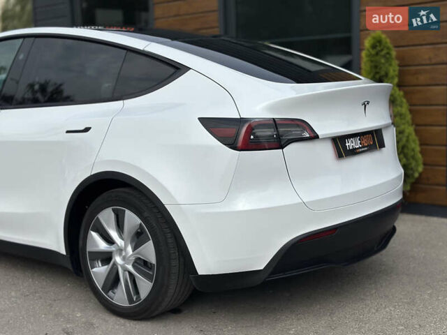 Білий Тесла Model Y, об'ємом двигуна 0 л та пробігом 47 тис. км за 27600 $, фото 13 на Automoto.ua