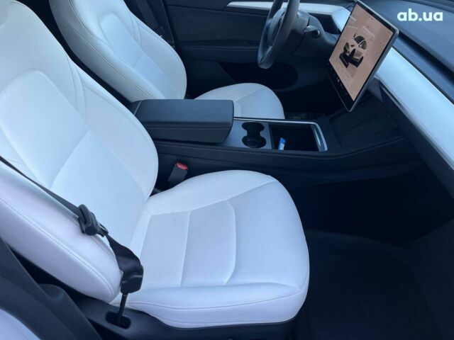 Белый Тесла Model Y, объемом двигателя 0 л и пробегом 13 тыс. км за 33190 $, фото 33 на Automoto.ua