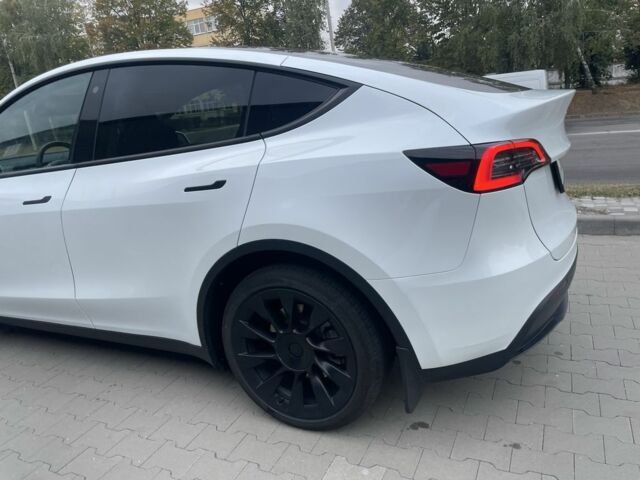Белый Тесла Model Y, объемом двигателя 0 л и пробегом 64 тыс. км за 28500 $, фото 3 на Automoto.ua