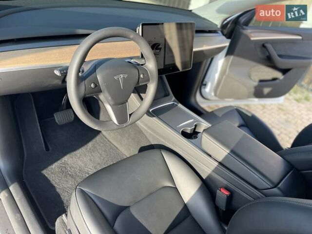 Белый Тесла Model Y, объемом двигателя 0 л и пробегом 26 тыс. км за 28700 $, фото 12 на Automoto.ua