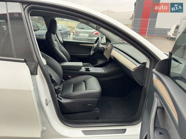 Білий Тесла Model Y, об'ємом двигуна 0 л та пробігом 37 тис. км за 25500 $, фото 26 на Automoto.ua