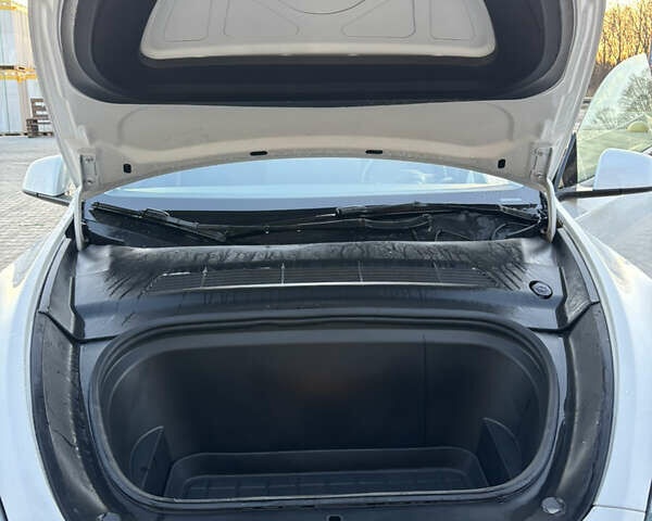 Белый Тесла Model Y, объемом двигателя 0 л и пробегом 45 тыс. км за 26999 $, фото 20 на Automoto.ua