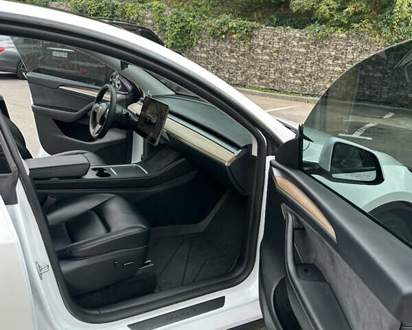 Белый Тесла Model Y, объемом двигателя 0 л и пробегом 31 тыс. км за 36500 $, фото 17 на Automoto.ua