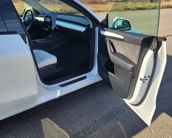 Белый Тесла Model Y, объемом двигателя 0 л и пробегом 4 тыс. км за 27400 $, фото 25 на Automoto.ua
