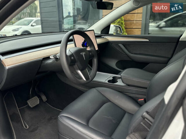 Білий Тесла Model Y, об'ємом двигуна 0 л та пробігом 47 тис. км за 27600 $, фото 33 на Automoto.ua