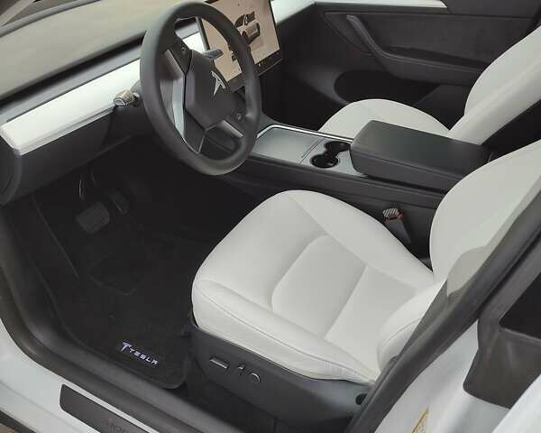 Білий Тесла Model Y, об'ємом двигуна 0 л та пробігом 41 тис. км за 26500 $, фото 4 на Automoto.ua