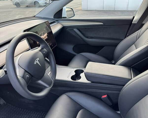 Белый Тесла Model Y, объемом двигателя 0 л и пробегом 24 тыс. км за 28999 $, фото 15 на Automoto.ua