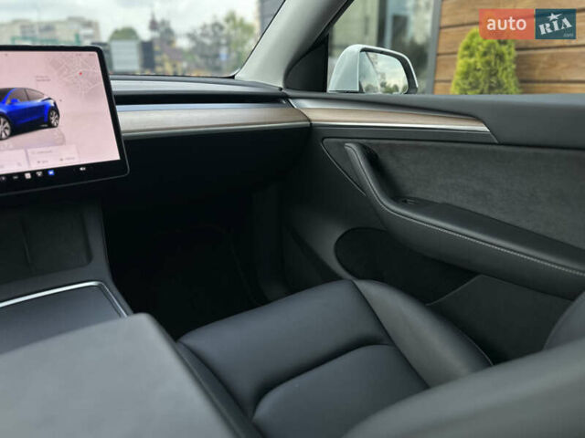Білий Тесла Model Y, об'ємом двигуна 0 л та пробігом 47 тис. км за 26500 $, фото 50 на Automoto.ua