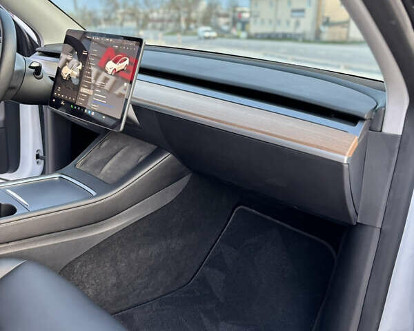 Белый Тесла Model Y, объемом двигателя 0 л и пробегом 40 тыс. км за 28000 $, фото 46 на Automoto.ua